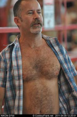 sexymatureworldwide:  Sexy Mature Hairy Daddy  Yummy daddy