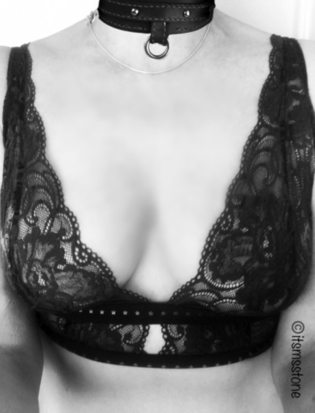 itsmsstone:Lace and leather 
