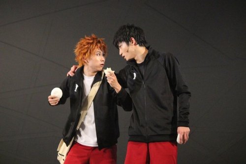 honyakukanomangen:More photos of the Haikyuu!! stage play. (Part 2)Source: Enterãƒ»Stage & Natalie [First 3 from the first link and last 2 from the second] Oh man, that scene with the meatbuns and that group pose by Seijou. XD And then Oikawa and