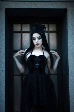 gothscoven:  Lady Kat Eyes by Gooderham Photography