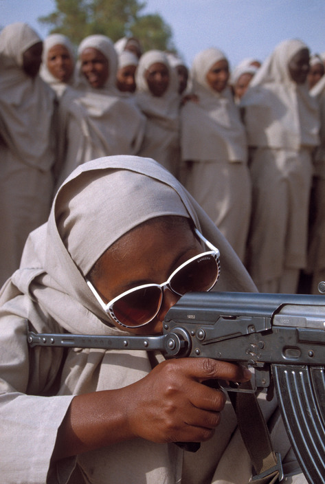 nordafricain:SUDAN. Khartoum. Women volunteers in the PDF are given military training. 1993.  Dope