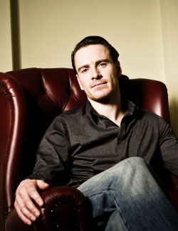 zombieanddiamonds:  34-35/100 pictures of Michael Fassbender.