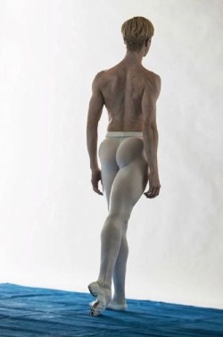male-ballet:  Monday Ballet, can’t turn ur back on it.