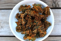 stressfreesummer2:  Cheesy and Spicy Kale Chips Ingredients:1 1/2
