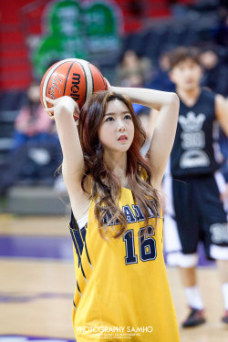 koreangirlshd:  Seulji of girl group Rania at a basketball game