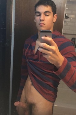 sphgay:  fuckmewhileyoucum:Submitted by spectre11122  Small
