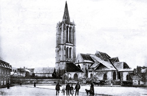 Eglise de construction bizarre des XIIe et XIIIe siècles, clocher