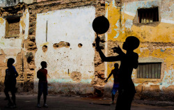 casadabiqueira:  Kids playing, Havana  James Davidson, 2013