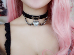 lilmoonflower:  that choker  a few places you can buy it: x