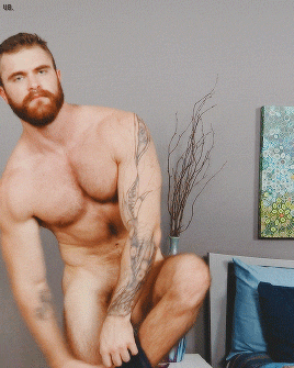 daddywildside:I’d love to put a smile on his face! 