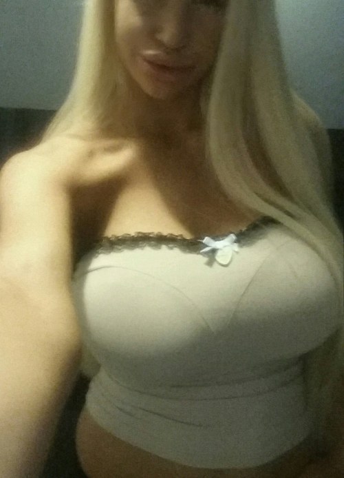 darkersideofthestone:  bimbosybarbies:  Amanda Ivanovski  The New Average  I hope she keeps pumping.