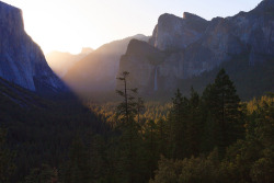 naturalsceneries:  Yosemite Valley Sunrise Source: leakylightbucket