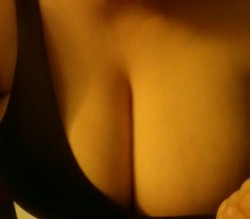 wickedlywenchy:  Justa quick cleavage shot this morning:-)
