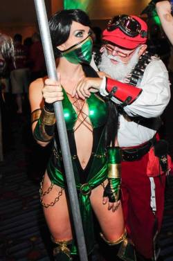 turner-d-century:  epicgeekdom: Sexy Jade Cosplayer meets Santa