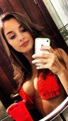 selfies-sexy:  Deux beaux seins bien ronds 