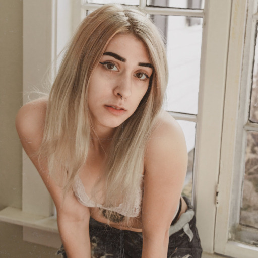 runefaux:  I don’t want to be your friend, I just want to kiss