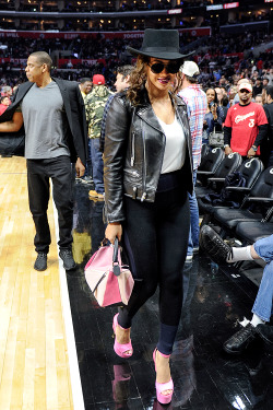 mcavoys:    Beyoncé and Jay-Z attend a basketball game between
