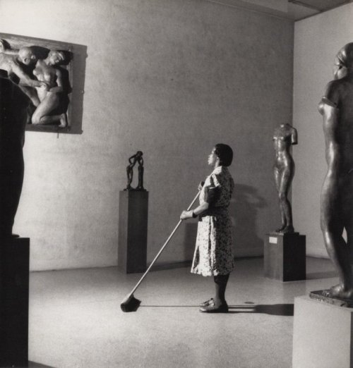 regardintemporel:    Fritz Henle - Cleaning woman in MoMA The