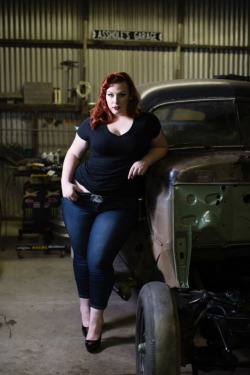 elisabethkaysen:  Heels, black t-shirt and jeans. Simple. Hips,