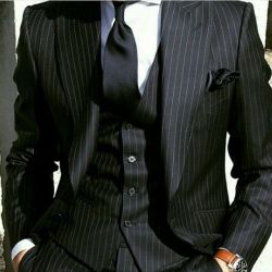 ohcanadada:  kinkelle:  Mmmmmmmeeeeow.   I admit, I have a suit