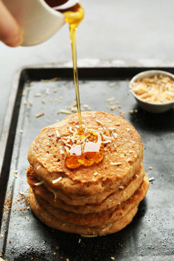 sweetoothgirl:  TOASTED COCONUT PANCAKES   Yes please.
