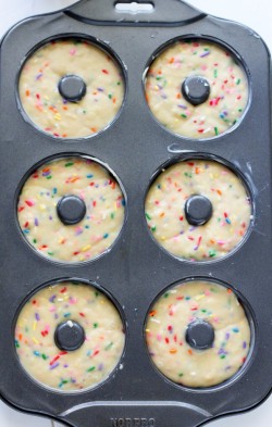 sweetoothgirl:    BLACK AND WHITE CONFETTI DONUTS    Omnomnom