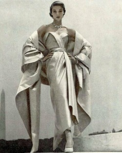 rhennasheaux:  Jean Patchett in Dior (1951) x Rihanna in Dior