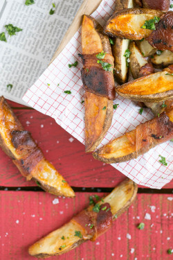 guardians-of-the-food:  Bacon wrapped potato wedges. Full recipe here.