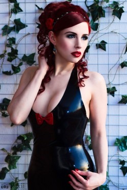 nicechick-amelie:Why wear latex and custom latex clothing