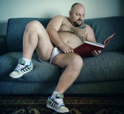 badnastybears:  bigmensmallpenis:  This big, hot stud could read