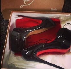 mandygurrl:  padronamilena:  Damn! I love it  I love shoes… 