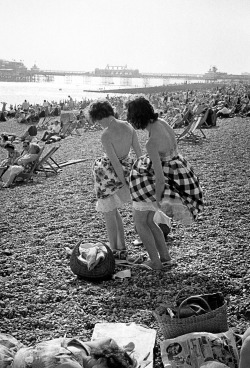 greeneyes55:  Brighton England 1960  Photo: Frank Horvat  