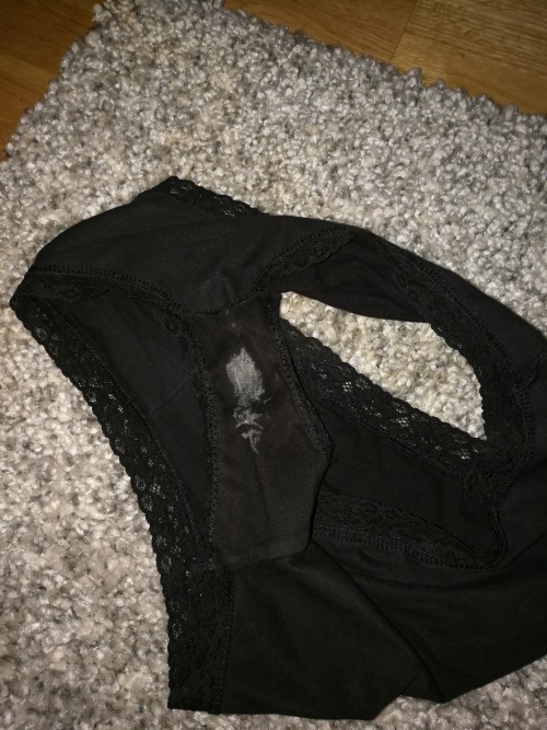 sloggi1970:  #panties in tights #gympanties # gym #milf #dirtypanty #stained  Yum. Would like to see the pussy that causes all the lovely stains.