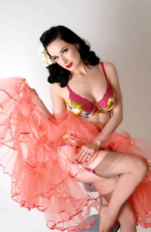 bluewatergirl:  daily–von-teese:  Dita Von Teese   DVT