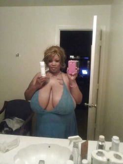 technospatluvbbw:  planet-airsign:  Big boobs  WOW!  heavy, and hanging low