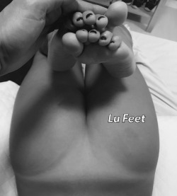 ourlubarrosfeet:  My booty and toes!!! 👣☺️😍