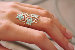 wickedclothes:  Glow In The Dark Sterling Silver Flower Ring