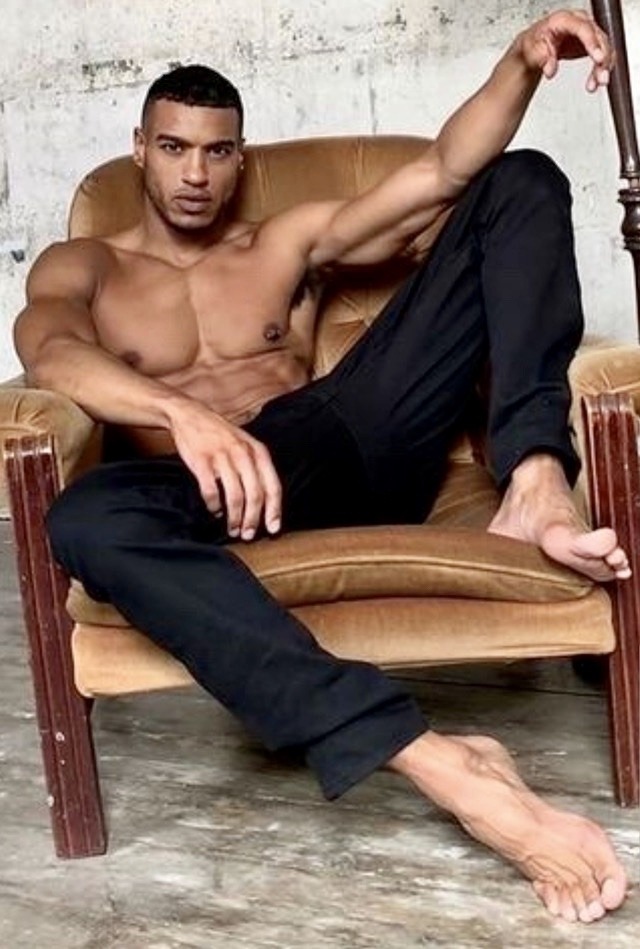 sexy-men-of-color:http://sexy-men-of-color.tumblr.com