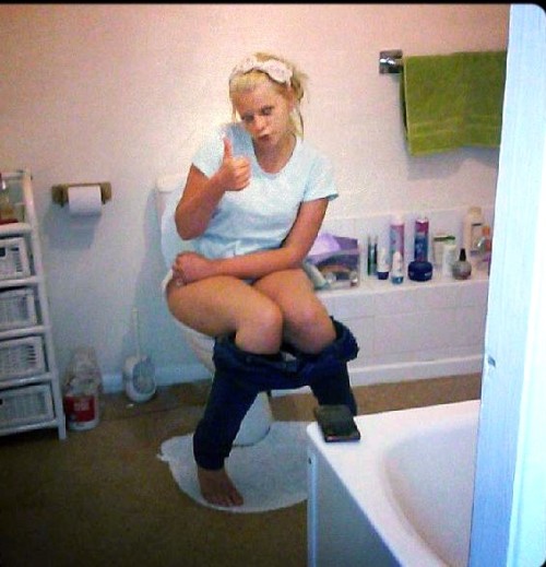 1nobodyknowsme1:  dimitrivegas:  On the toilet pooping      (via TumbleOn)