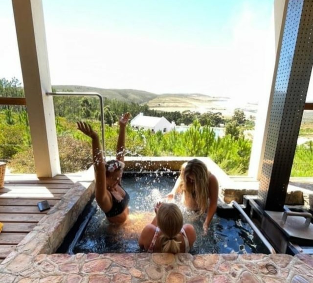southafricakinkycouple:🍑inge3 girls in the hot tub….Before
