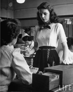 morbidlymod:  1940s schoolgirl look. 