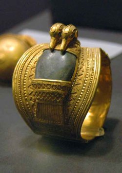 76945-costume-since-antiquity:  One of a pair of Gold armlets,