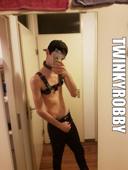 twinkyrobby:  Chilling in my leather skinny jeans and gear. Who