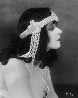 misskayonyx:Theda Bara, c.1918.