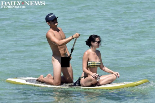 fuckyoustevepena:  Orlando Bloom Strips Naked at the Beach, With Katy Perry   