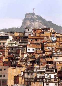 FAVELA NO TOPO