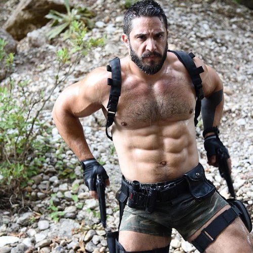 rippedmusclejock:  Larry Croft. At your service.