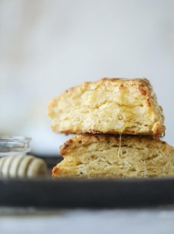 sweetoothgirl:    HONEY CHEDDAR SCONES WITH BLACK PEPPER