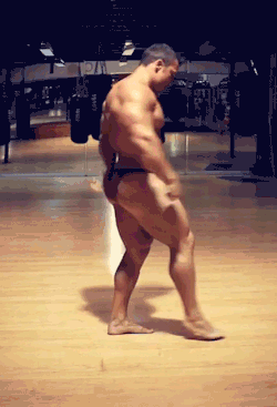musclementoworship:  OMG the way that meat wiggles just makes