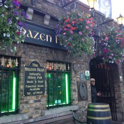 Ireland’s oldest bar 🍺 #dublin #leighbeetravel #latergram